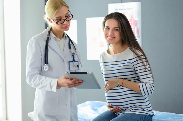 Beautiful smiling pregnant woman with the doctor at hospital — Stock Photo, Image