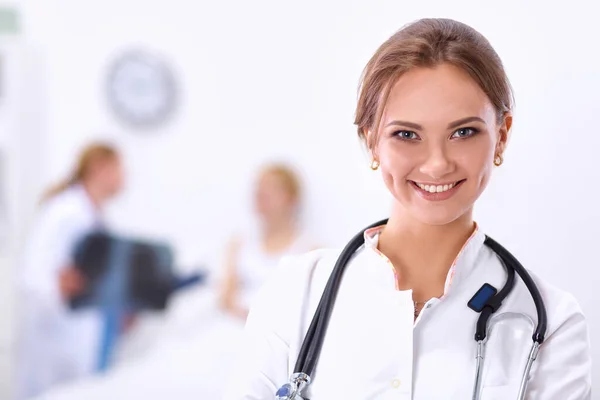 Femme médecin debout à l'hôpital — Photo