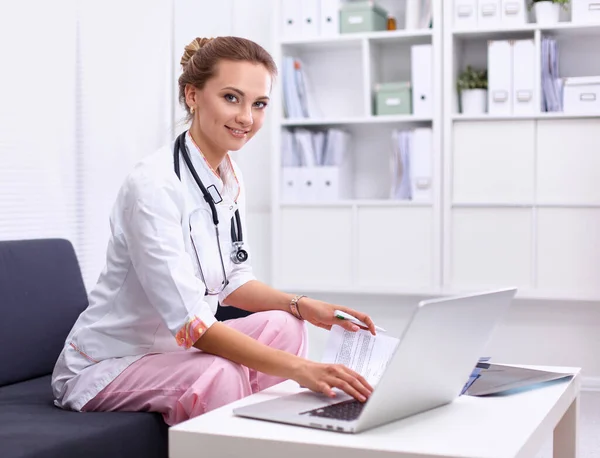 Portrait rapproché d'un jeune médecin assis sur le canapé — Photo