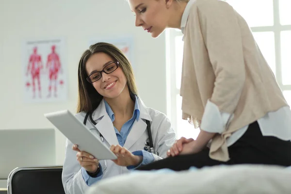 Doctor and patient discussing something while sitting at the table . Medicine and health care concept — Stock Photo, Image