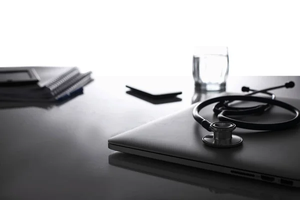 Estetoscópio médico laptop e documentos na mesa — Fotografia de Stock