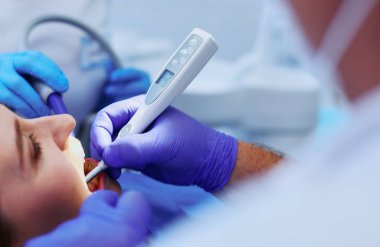 Doktor ve hasta diş kliniğinde.