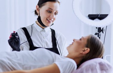 Mikroplu kaşlar güzellik salonunda akıyor..