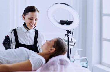 Mikroplu kaşlar güzellik salonunda akıyor..