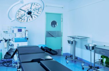 Modern klinikteki ameliyathane.