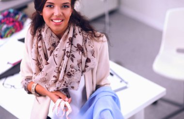 Stüdyosunda güzel bir stilist var.