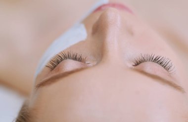 Spa yüz maskesi uygulaması. Spa güzelliği organik yüz maskesi uygulaması..