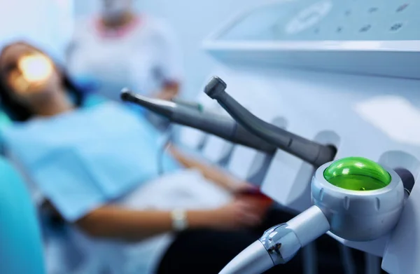 Vista de cerca en el conjunto de herramientas de dentista en el consultorio dental moderno —  Fotos de Stock