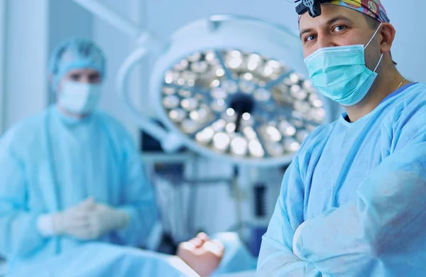 Mężczyzna chirurg na tle w sali operacyjnej — Zdjęcie stockowe
