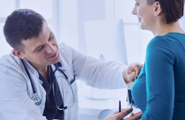 O paciente e seu médico em consultório médico — Fotografia de Stock