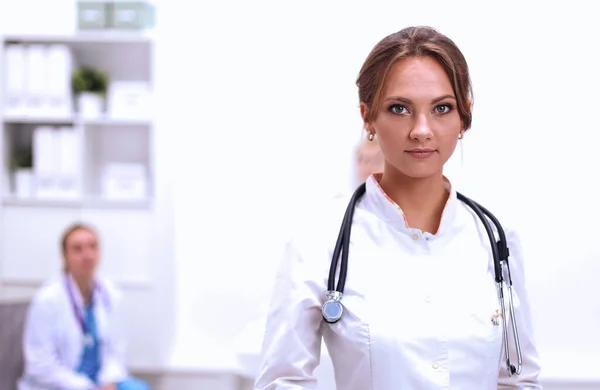 Portrét mladé ženy lékař s bílým pláštěm stojící v nemocnici — Stock fotografie