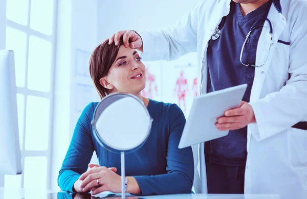 Patienten och hans läkare på läkarmottagningen — Stockfoto