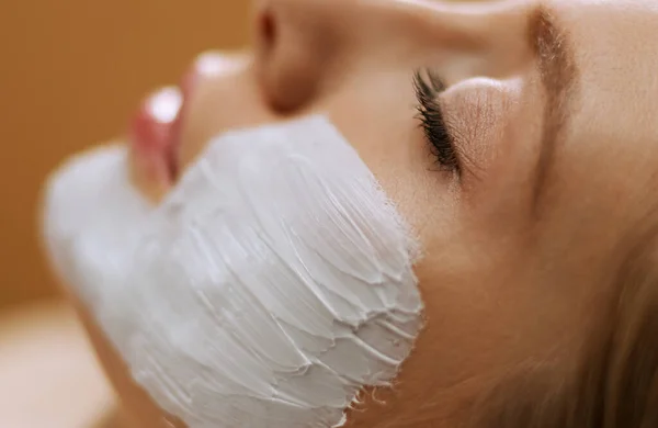 Spa arcpakolás. Spa szépség organikus arc maszk alkalmazás a nap spa szalon. — Stock Fotó