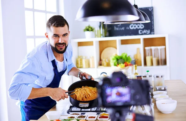 Man förbereder läcker och hälsosam mat i hemköket — Stockfoto