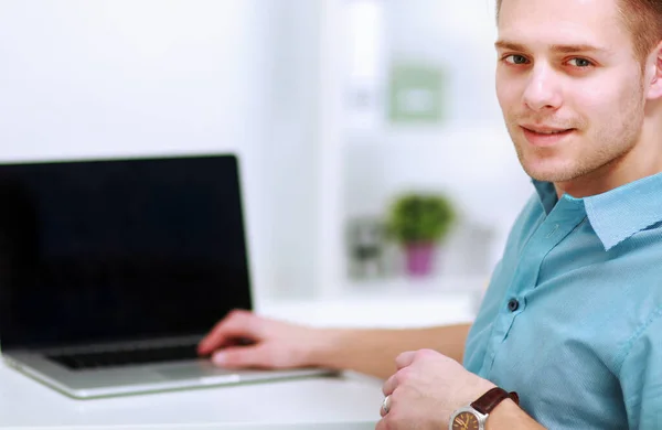 Jeune homme ou homme d'affaires sur un bureau, isolé sur fond blanc — Photo