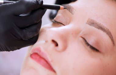 Kalıcı Kalıcı Kaşlara Makyaj Uygulayan Kozmetikçi