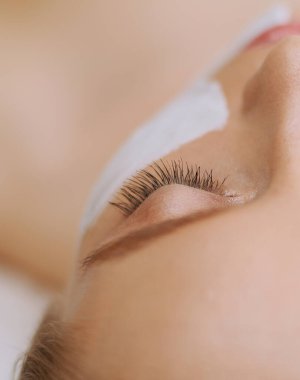 Spa yüz maskesi uygulaması. Spa güzelliği organik yüz maskesi uygulaması..