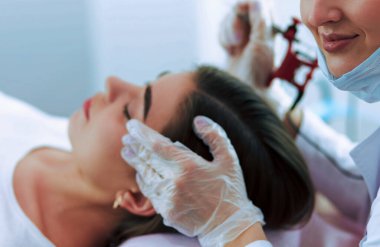 Kırmızı dudaklı genç bir kız kalıcı makyaj, mikro pigmentasyon