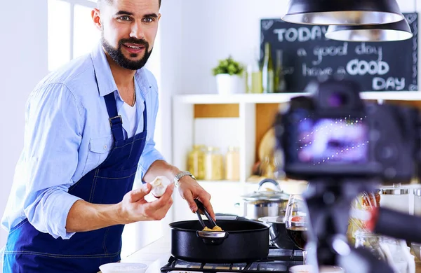 Man som håller papperspåse full av matvaror på köksbakgrund. Shopping och hälsosam mat koncept — Stockfoto