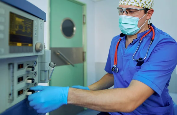 Dokter bedah pria di ruang operasi — Stok Foto