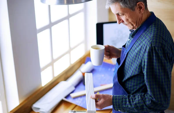 Arquiteto trabalhando na mesa de desenho no escritório — Fotografia de Stock