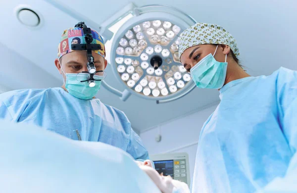 手術室で働く外科医 — ストック写真