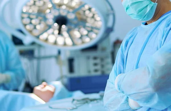 ศัลยแพทย์ชายในห้องผ่าตัด — ภาพถ่ายสต็อก