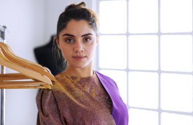 Askıları olan güzel bir stilist.