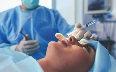 Ameliyathanede çalışan bir cerrah.