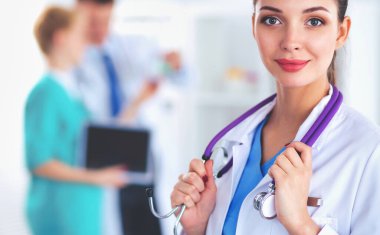 Kadın doktor hastanede dosyayla bekliyor.