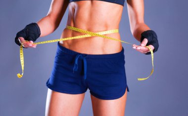 Fitness kadınları ölçü bandıyla güzel vücutlar.