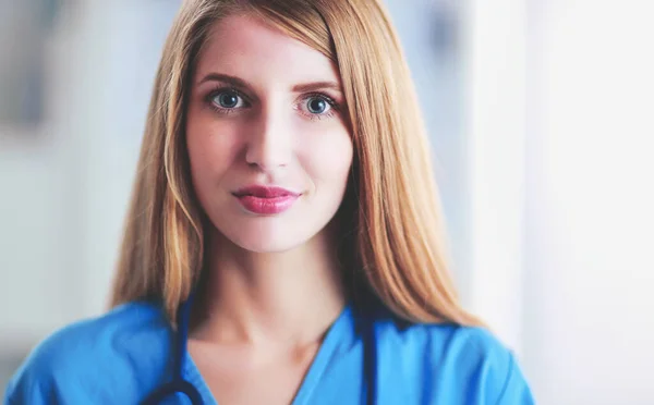 Retrato de médico mulher com pasta no corredor do hospital — Fotografia de Stock