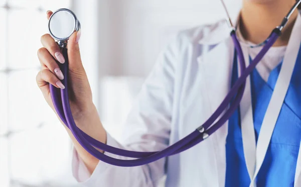 Médico sonriente mujer con estetoscopio en el hospital — Foto de Stock