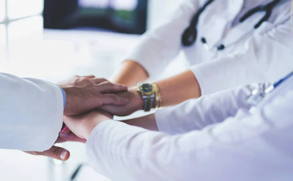 Ärzte und Krankenschwestern in einem medizinischen Team beim Händestapeln — Stockfoto