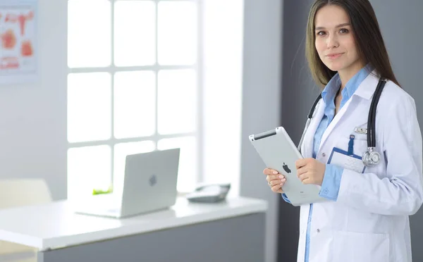 Žena lékař pomocí tabletu počítače v nemocniční hale — Stock fotografie