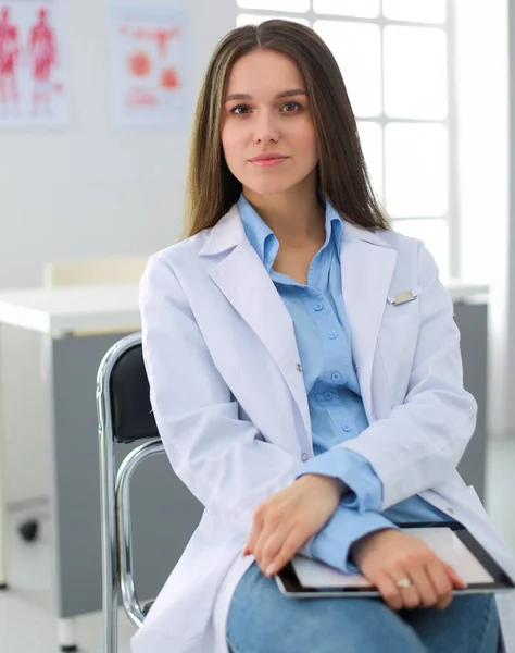Vrouwelijke arts met behulp van tablet computer in het ziekenhuis lobby — Stockfoto