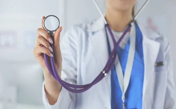 Médico sonriente mujer con estetoscopio en el hospital —  Fotos de Stock