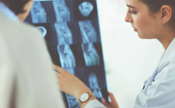 Röntgenfelvételeket tanulmányozó fiatal orvosok a klinikán — Stock Fotó