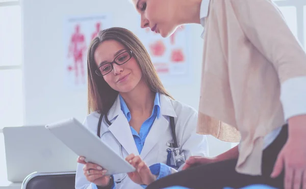 Médico e paciente discutindo algo enquanto se senta na mesa. Conceito de medicina e cuidados de saúde — Fotografia de Stock