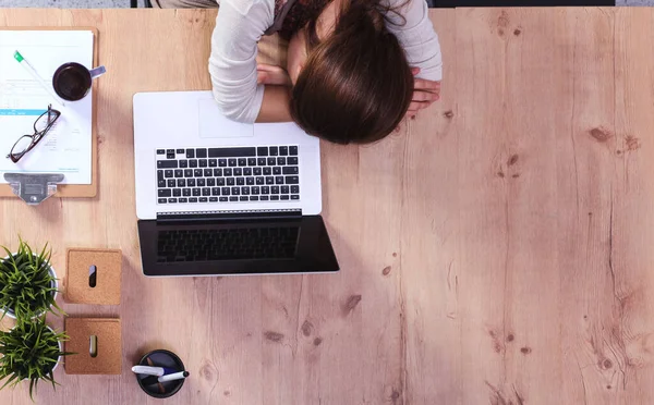 Mladá žena spí na notebooku na pracovišti — Stock fotografie