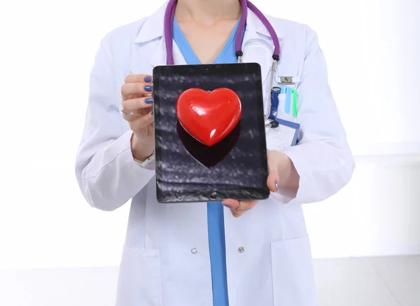 Médica jovem segurando um coração vermelho, isolado em fundo branco. Mulher médica — Fotografia de Stock