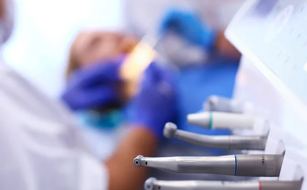 Diferentes instrumentos y herramientas dentales en un consultorio de dentistas —  Fotos de Stock