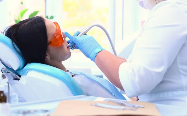 Healthy teeth patient at dentist office dental caries prevention — Stock Photo, Image