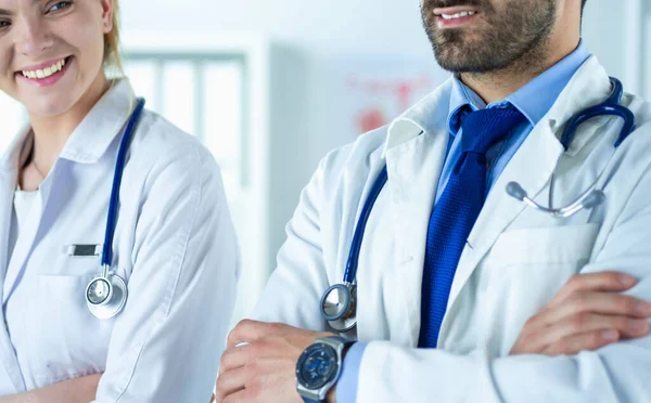 Retrato de médicos confiantes com braços cruzados no consultório médico — Fotografia de Stock