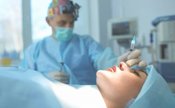 Хирург за работой в операционной — стоковое фото