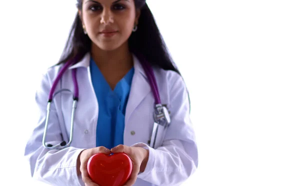 Arzt mit Stethoskop, das Herz hält, isoliert auf weißem Hintergrund — Stockfoto