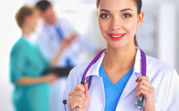 Kobieta lekarz stojący ze stetoskopem w szpitalu — Zdjęcie stockowe