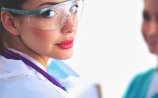 Femme médecin debout avec stéthoscope à l'hôpital — Photo