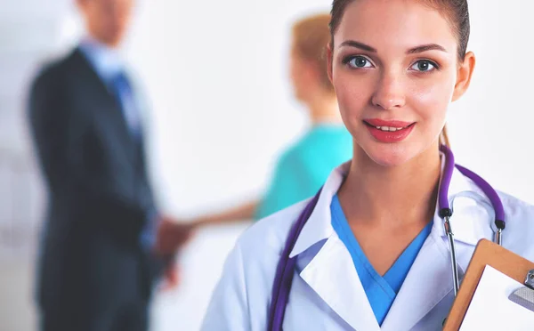 Kobieta lekarz stojący z folderem w szpitalu — Zdjęcie stockowe