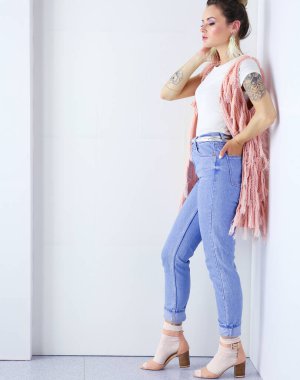 Çalışma odasında duran güzel bir kadın. Güzel kadın..